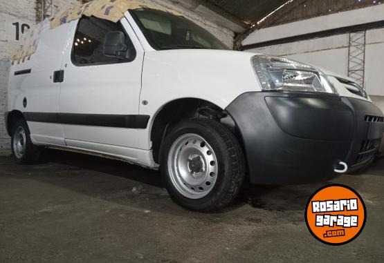 Utilitarios - Peugeot Partner confort 1.4 furgo 2014 Nafta 209500Km - En Venta