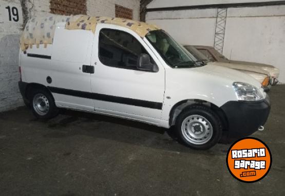 Utilitarios - Peugeot Partner confort 1.4 furgo 2014 Nafta 209500Km - En Venta