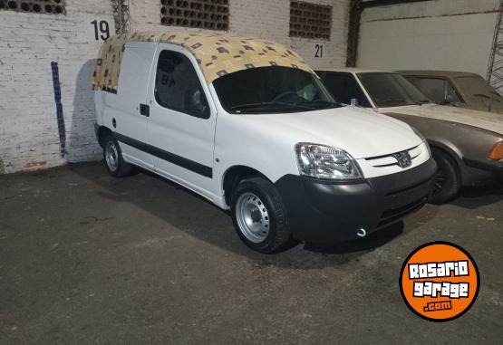 Utilitarios - Peugeot Partner confort 1.4 furgo 2014 Nafta 209500Km - En Venta