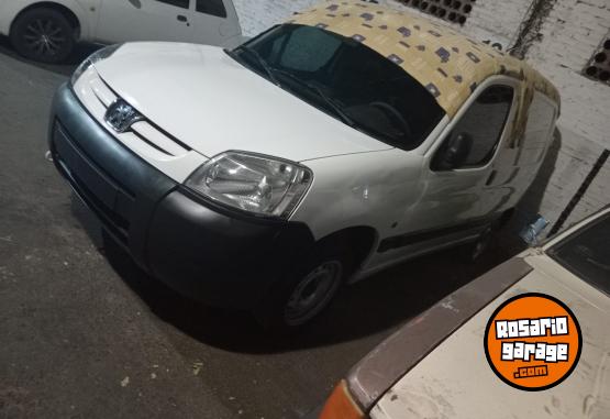 Utilitarios - Peugeot Partner confort 1.4 furgo 2014 Nafta 209500Km - En Venta