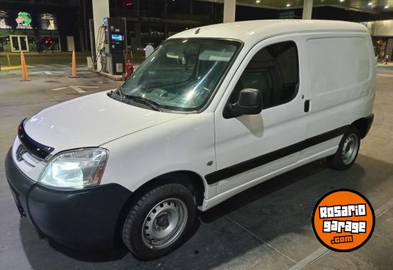 Utilitarios - Peugeot Partner confort 1.4 furgo 2014 Nafta 250500Km - En Venta