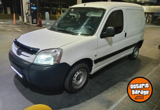 Utilitarios - Peugeot Partner confort 1.4 furgo 2014 Nafta 250500Km - En Venta