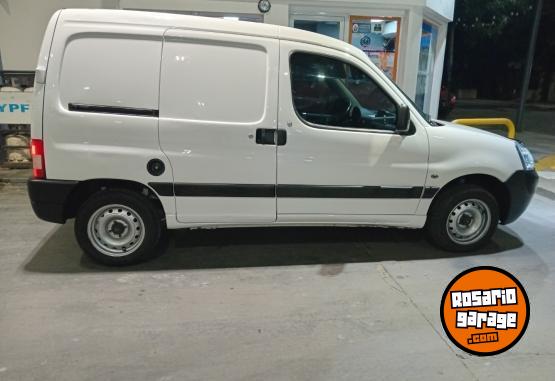Utilitarios - Peugeot Partner confort 1.4 furgo 2014 Nafta 250500Km - En Venta