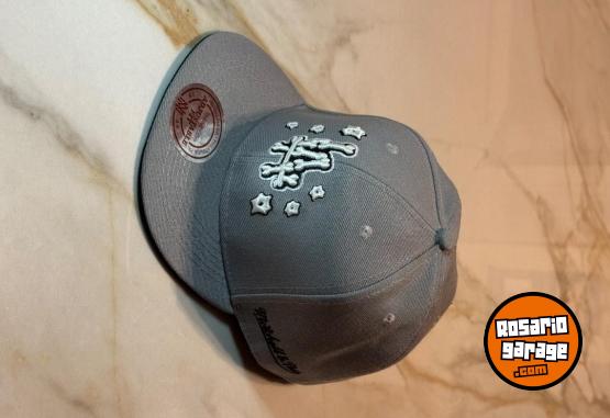 Indumentaria - Gorra Plana LA Cerrada - En Venta
