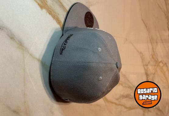 Indumentaria - Gorra Plana LA Cerrada - En Venta