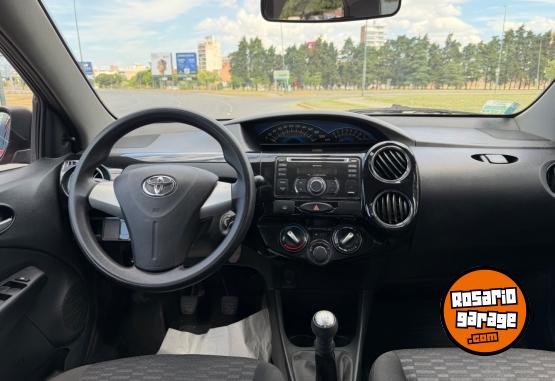 Autos - Toyota Etios 2014 Nafta 129000Km - En Venta