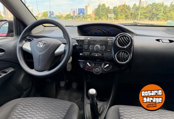 Autos - Toyota Etios 2014 Nafta 129000Km - En Venta