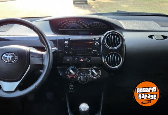 Autos - Toyota Etios 2015 Nafta 100000Km - En Venta