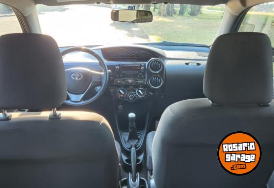 Autos - Toyota Etios 2015 Nafta 100000Km - En Venta