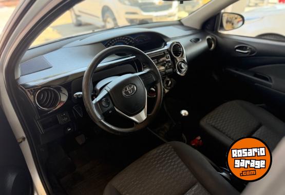 Autos - Toyota Etios XS 2015 Nafta 153000Km - En Venta