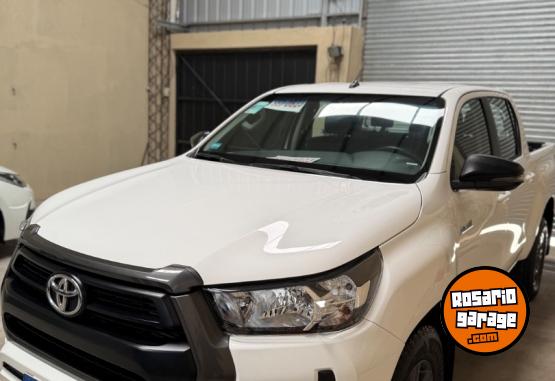 Camionetas - Toyota HILUX SR 4x4 2022 Diesel 136000Km - En Venta