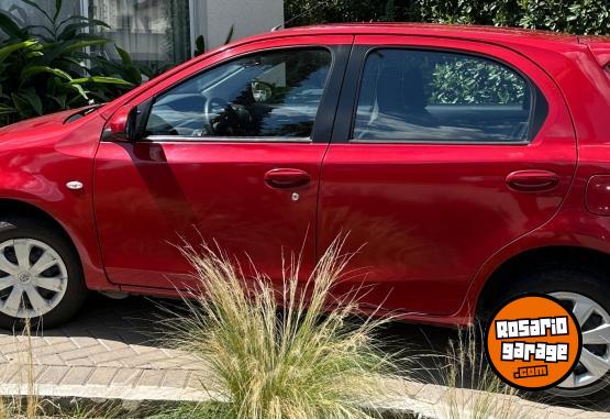 Autos - Toyota Etios XS 5 puertas 2015 Nafta 80000Km - En Venta
