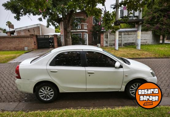 Autos - Toyota Etios,prisma, corsa,siena 2014 Nafta 152000Km - En Venta
