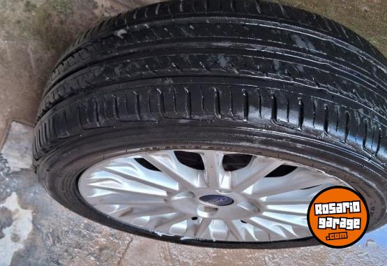 Accesorios para Autos - llanta de aleaci�n Ford Fiesta Kinetic con cubierta nueva. - En Venta