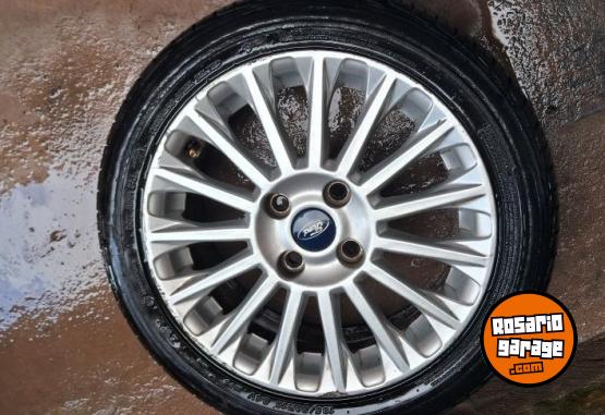 Accesorios para Autos - llanta de aleaci�n Ford Fiesta Kinetic con cubierta nueva. - En Venta