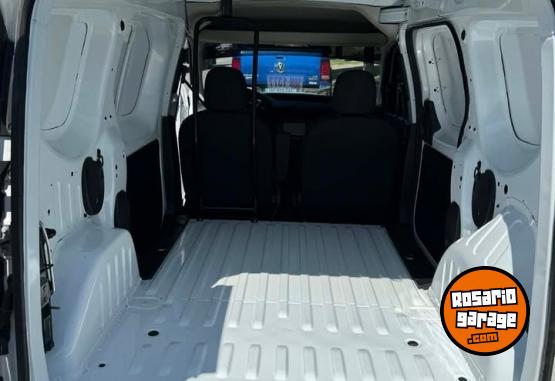 Utilitarios - Renault kangoo furgon 2025 Nafta 8200Km - En Venta