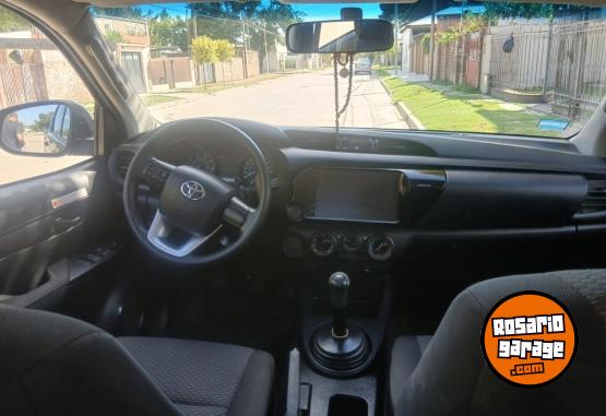 Camionetas - Toyota Hilux DX 4x2 doble cabina 2024 Diesel 31000Km - En Venta