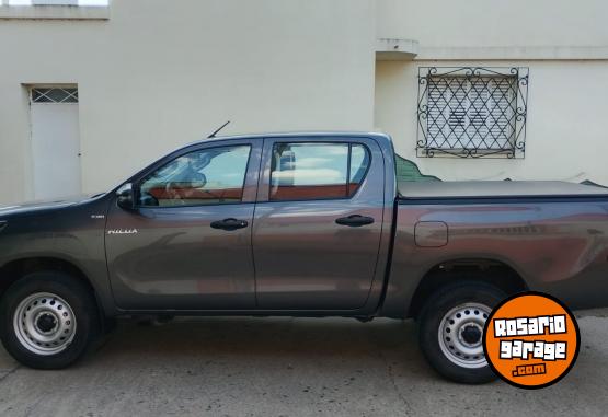 Camionetas - Toyota Hilux DX 4x2 doble cabina 2024 Diesel 31000Km - En Venta