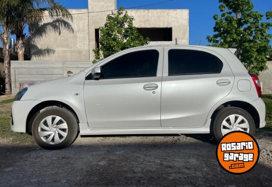 Autos - Toyota Etios 2022 Nafta 57000Km - En Venta