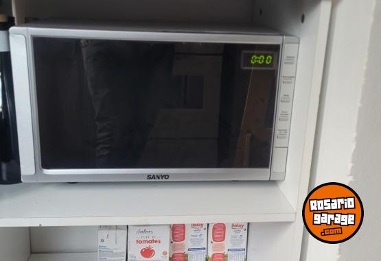Hogar - Microondas Sanyo +  Mueble - En Venta