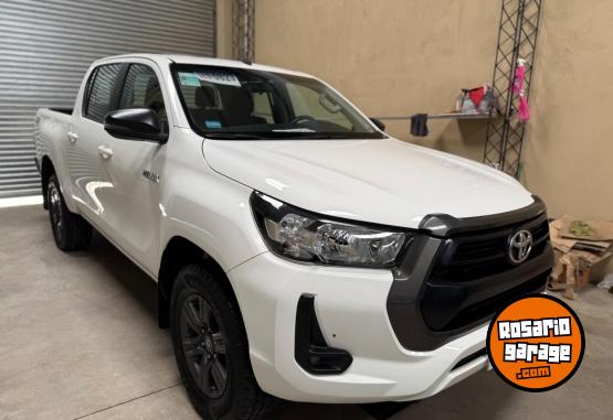 Camionetas - Toyota HILUX SR 4x4 2022 Diesel 136000Km - En Venta