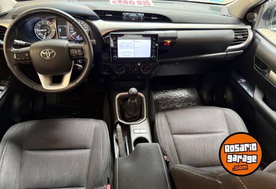 Camionetas - Toyota HILUX SR 4x4 2022 Diesel 136000Km - En Venta