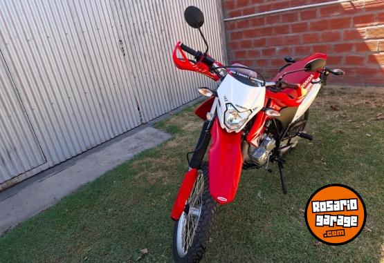 Motos - Honda Tornado 200 2024 Nafta 3700Km - En Venta
