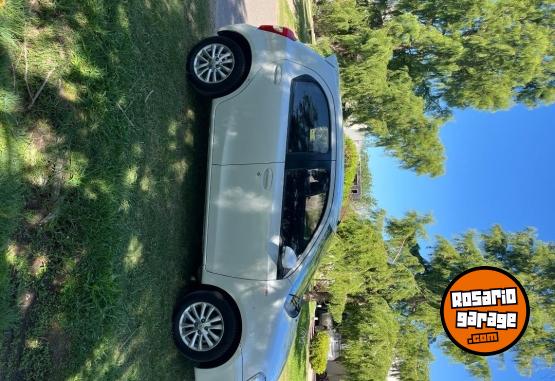 Autos - Toyota 5 puertas 2015 Nafta 140000Km - En Venta