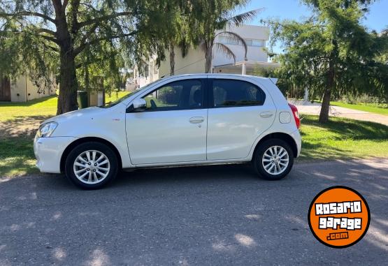 Autos - Toyota 5 puertas 2015 Nafta 140000Km - En Venta