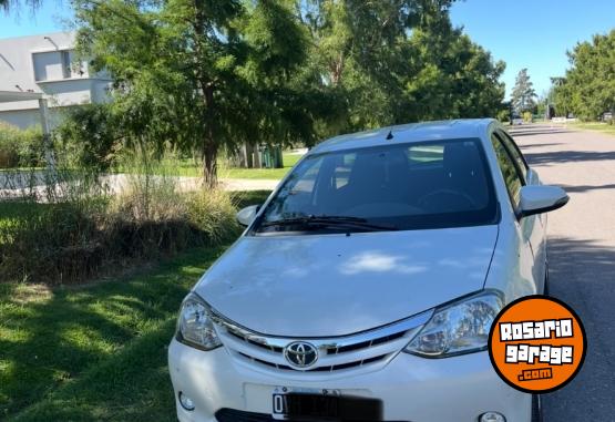 Autos - Toyota 5 puertas 2015 Nafta 140000Km - En Venta