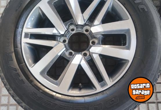 Accesorios para Autos - Llantas 18 Toyota Hilux Sw4 Muy buenas $1.500.000 las 4. NO BAJO PRECIO - En Venta