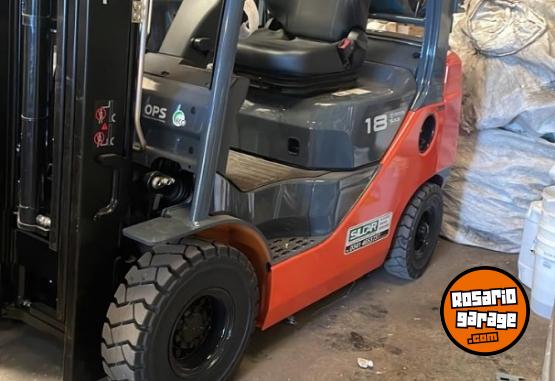Camiones y Gr�as - AUTOELEVADOR  TOYOTA/ 1800kg 2023 POCO USO - En Venta