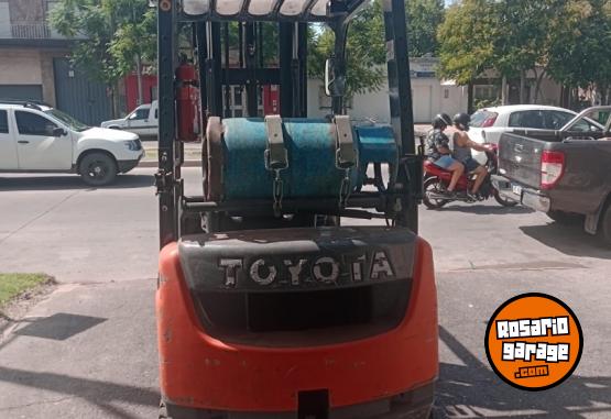 Camiones y Gr�as - AUTOELEVADOR  TOYOTA/ 1800kg 2023 POCO USO - En Venta
