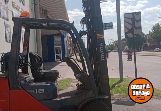 Camiones y Gr�as - AUTOELEVADOR  TOYOTA/ 1800kg 2023 POCO USO - En Venta
