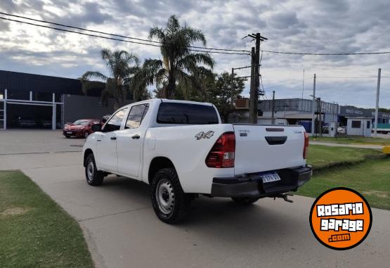 Camionetas - Toyota Hilux DC DX 2.4TDI MT 4x4 2019 Diesel 309200Km - En Venta