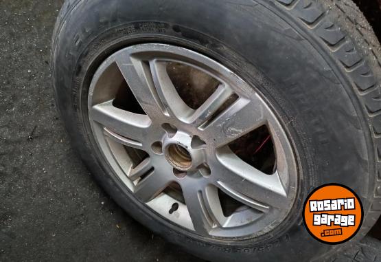Accesorios para Autos - Cubierta 245/65 R17 con llanta de aleacion - En Venta
