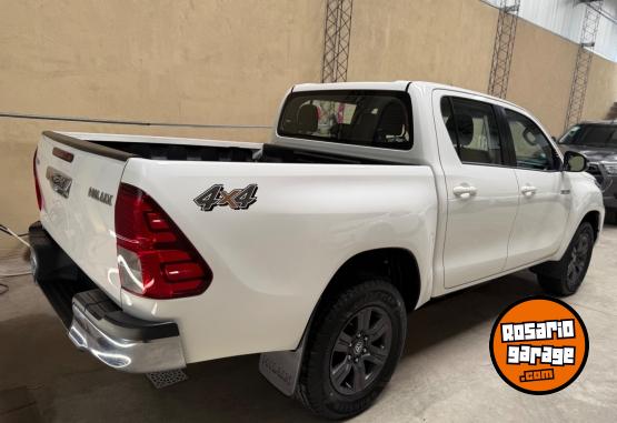Camionetas - Toyota HILUX SR 4x4 2022 Diesel 136000Km - En Venta