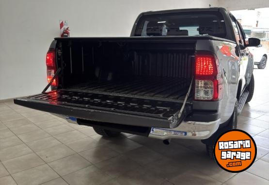 Camionetas - Toyota Hilux 2.4 SR  4x2  MT 2022 Diesel 89000Km - En Venta
