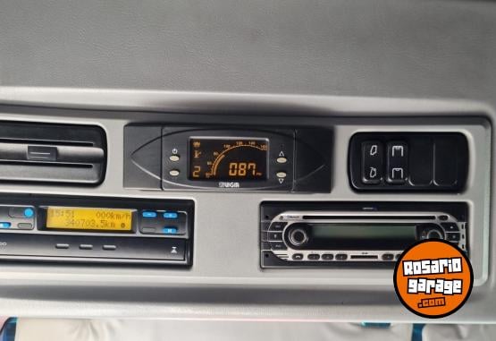 Camiones y Gr�as - MERCEDES BENZ AXOR 2040 6x2 � Tercer eje neumatico - En Venta