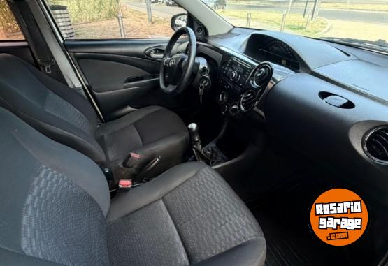 Autos - Toyota Etios 2014 Nafta 131000Km - En Venta