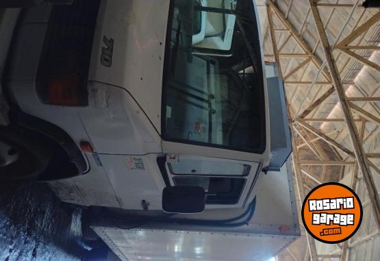 Camiones y Gr�as - Mercedes Benz 710 mod 2009 - En Venta