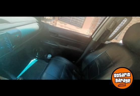 Camionetas - Toyota Hilux 4x2 D/C 2018 Diesel 128000Km - En Venta