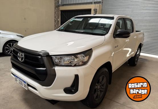 Camionetas - Toyota HILUX SR 4x4 2022 Diesel 136000Km - En Venta