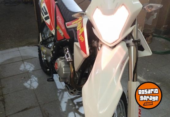 Motos - Motomel XMM250 2022 Nafta 1336Km - En Venta