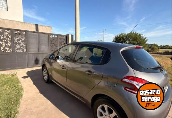 Autos - Peugeot 208 Allure Touchscreen 2014 Nafta 120000Km - En Venta