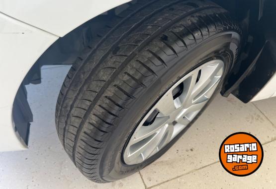 Autos - Renault Sandero Authentic 2017 Nafta 97000Km - En Venta