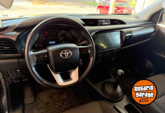 Camionetas - Toyota Hilux DX 4x2 2024 Diesel 32000Km - En Venta