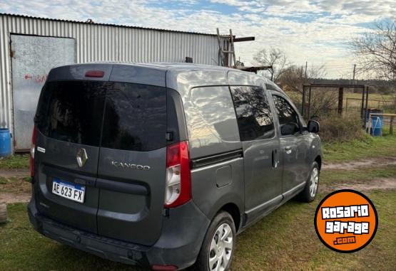 Utilitarios - Renault Kangoo Express 5 asientos 2021 Diesel 104000Km - En Venta