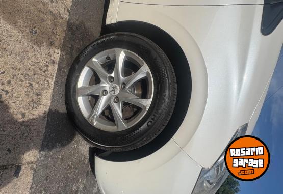 Autos - Peugeot 208 2014 Nafta 129000Km - En Venta