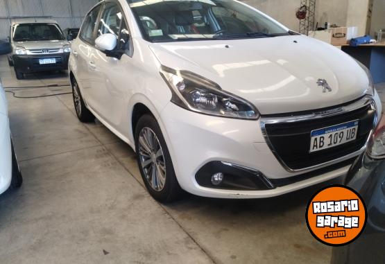 Autos - Peugeot 208 Allure 1.6 navegador 2017 Nafta 109000Km - En Venta